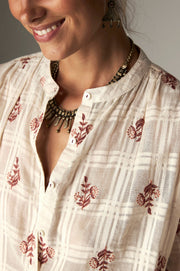 Blouse à broderies florales — gros plan du col et broderies rouges