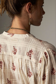 Blouse à broderies florales — détail du col de dos