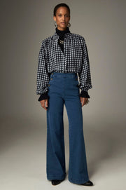 Blouse à petits carreaux vichy — silhouette complète avec pantalon