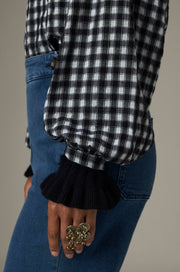 Blouse à petits carreaux vichy — détail du poignet et du tissu