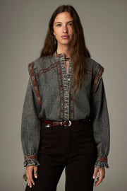 Blouse à col droit et broderies — vue de face portée, gris