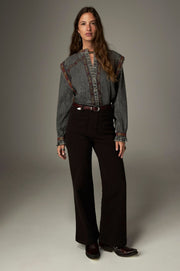 Blouse à col droit et broderies — silhouette complète debout
