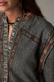 Blouse à col droit et broderies — détail du col et des broderies