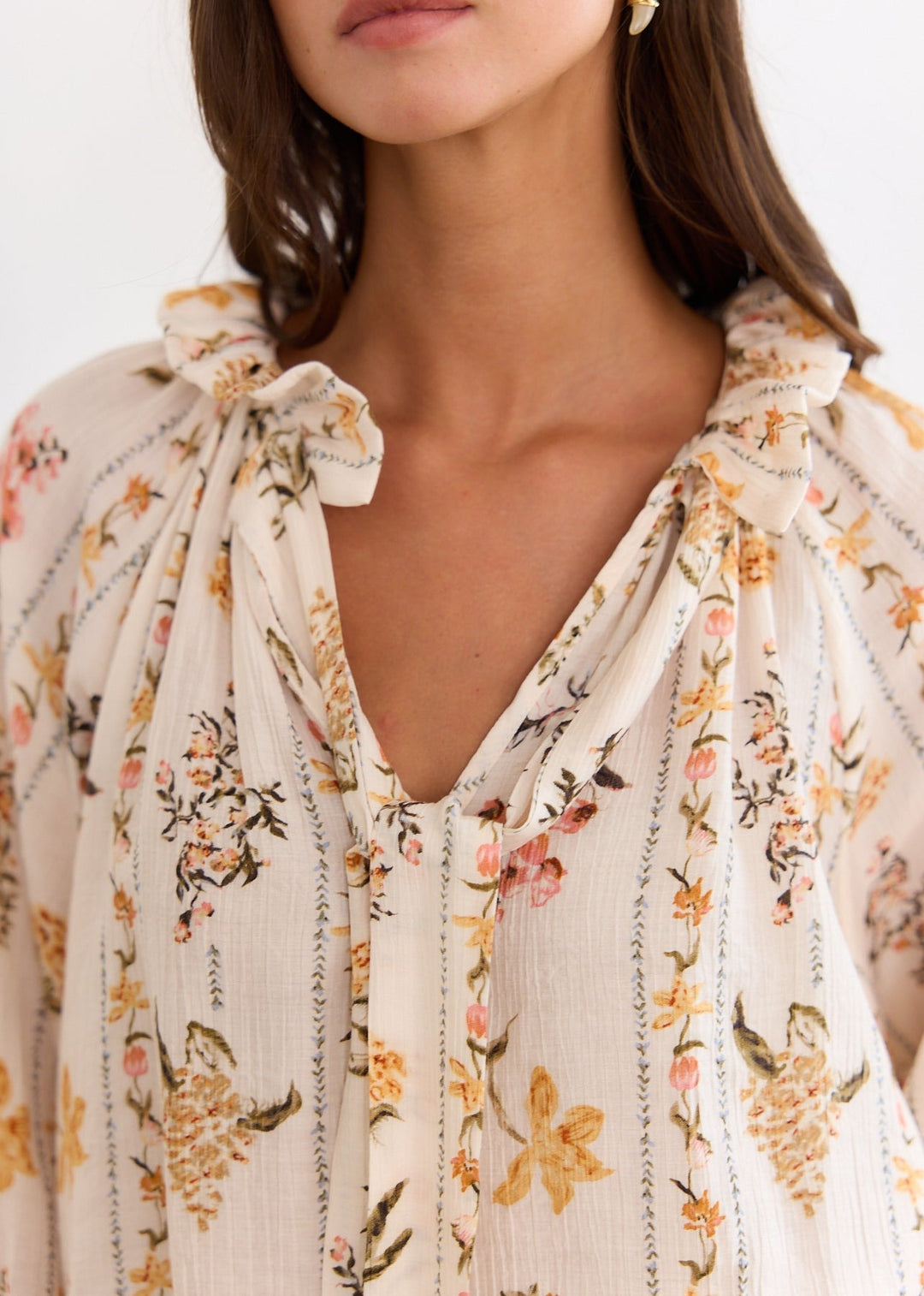 Blouse ivoire fleurie fluide nœud col