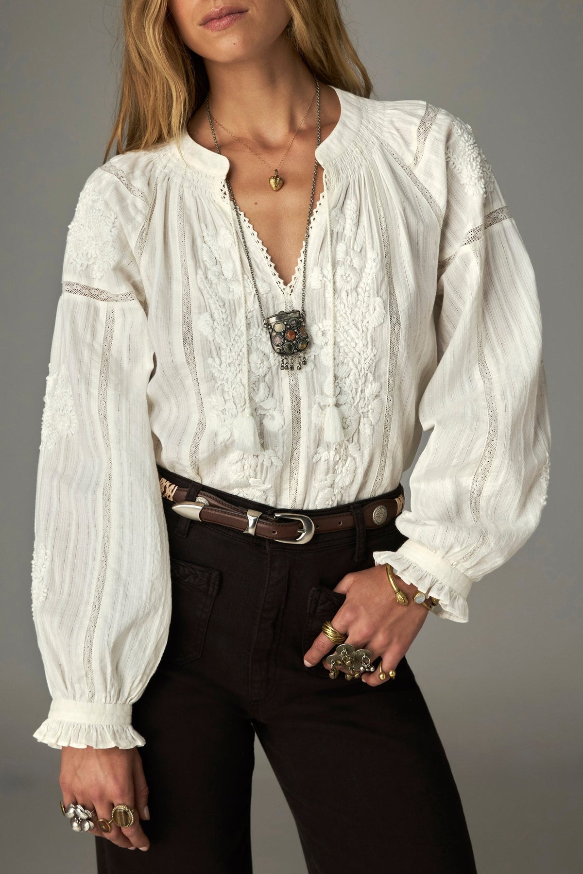 Blouse brodée à manches bouffantes — gros plan du décolleté et broderies