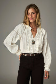 Blouse brodée à manches bouffantes — vue de trois-quarts portée