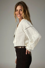 Blouse brodée à manches bouffantes — vue de côté, volume de la manche