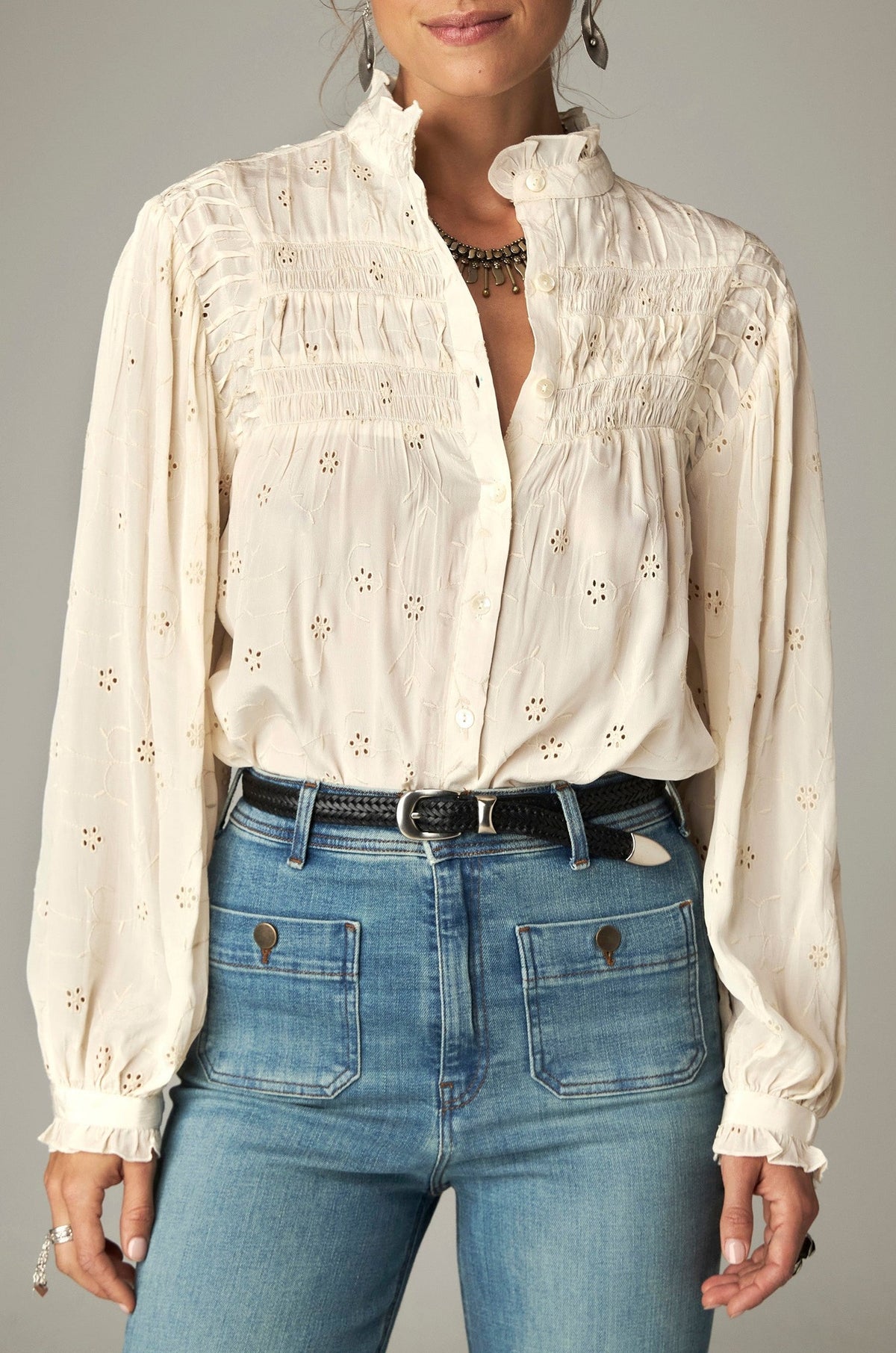 Blouse avec broderies — vue de trois-quarts portée, écrue