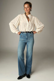 Blouse avec broderies — silhouette de face avec jean
