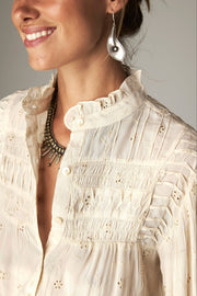 Blouse avec broderies — gros plan du col à volants et broderies