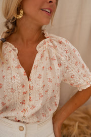 Blouse brodée à col V portée par une femme, vue rapprochée, col V, broderies
