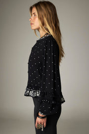 Blouse courte noire à pois — vue de profil, coupe boxy