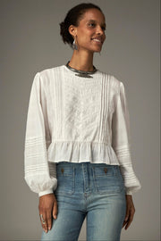 Blouse courte fluide — vue de trois-quarts, manches bouffantes