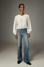 Blouse courte fluide — silhouette complète avec jean large