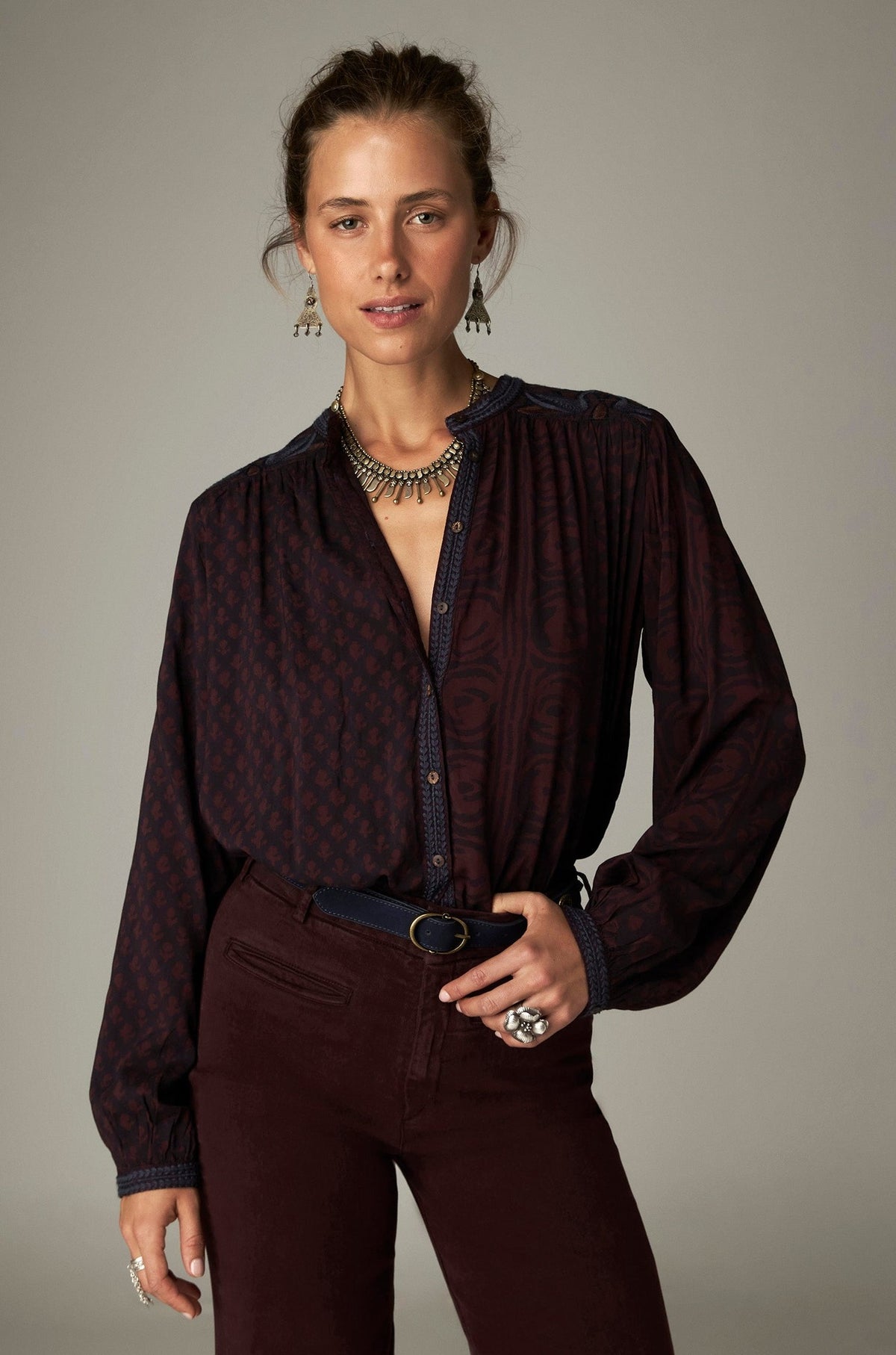 Blouse imprimée à col droit — vue de face portée, bordeaux