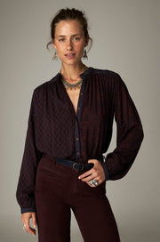 Blouse imprimée à col droit — vue de face portée, bordeaux