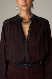Blouse imprimée à col droit — vue de trois-quarts, bordeaux