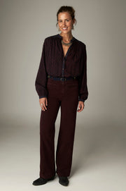Blouse imprimée à col droit — silhouette complète avec pantalon