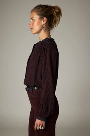 Blouse imprimée à col droit — vue de profil portée