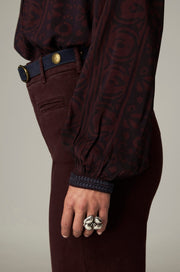 Blouse imprimée à col droit — détail de la taille et de la manche