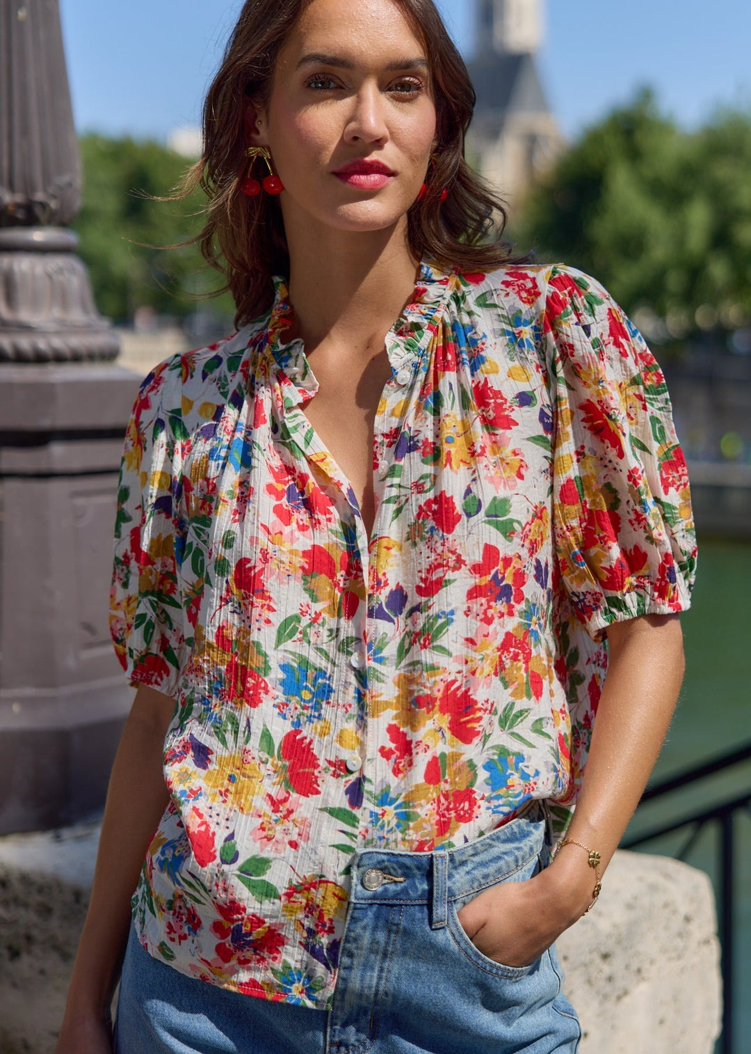 Blouse à motifs col rond volanté