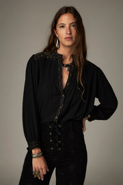 Blouse noire à broderies