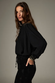 Blouse noire à broderies
