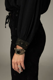 Blouse noire à broderies