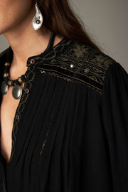 Blouse noire à broderies