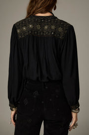 Blouse noire à broderies