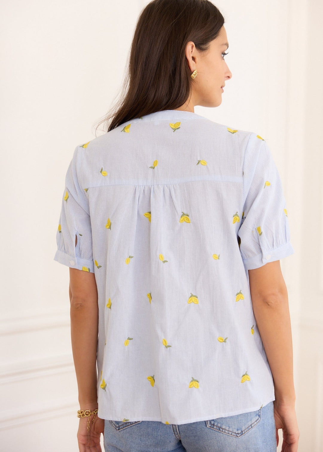 Blouse bleue à citrons brodés