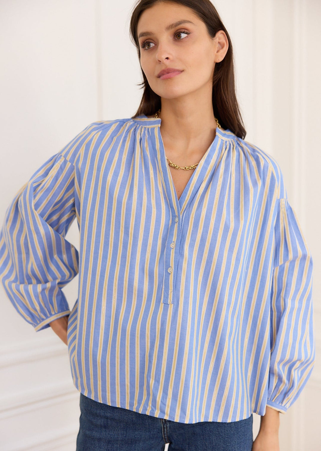 Blouse à rayures bleues et jaunes, vue portée de face