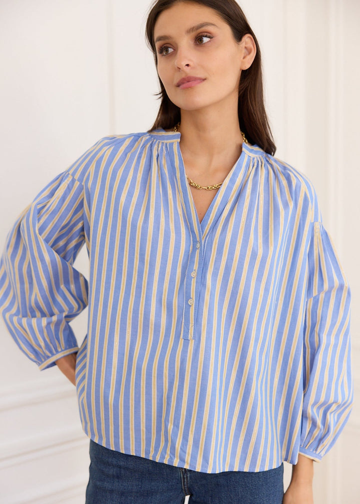 Blouse à rayures bleues et jaunes, vue portée de face
