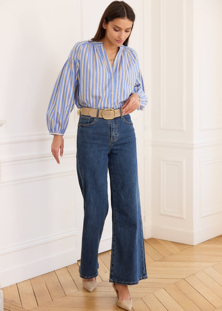 Blouse à rayures bleues et jaunes, vue portée en pied