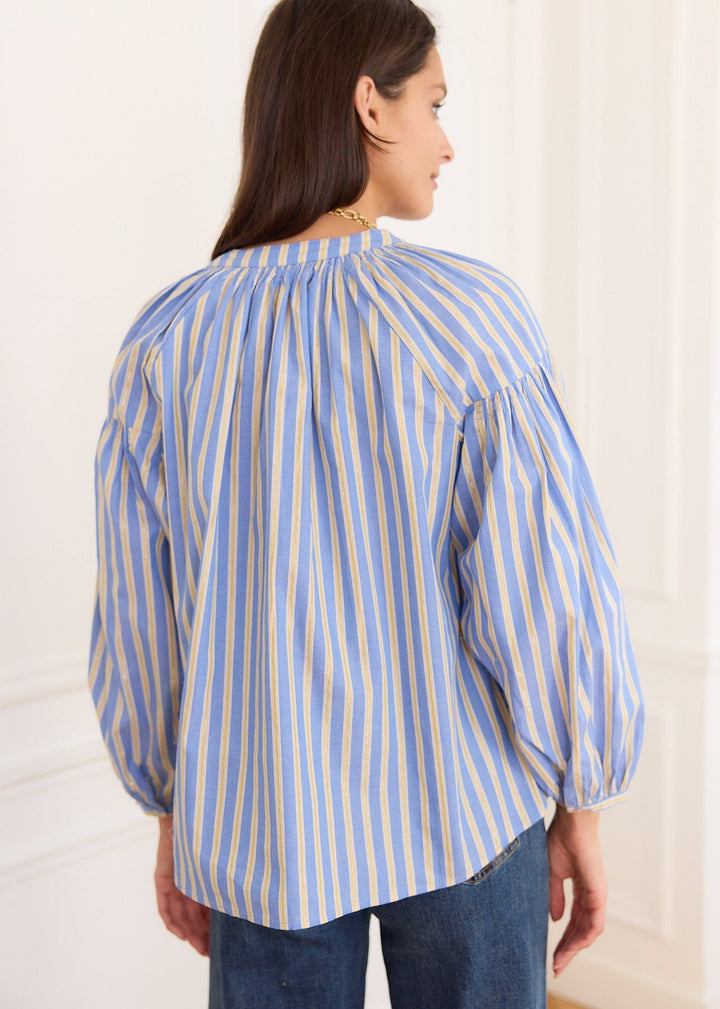 Blouse à rayures bleues et jaunes, vue portée de dos