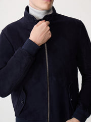 Blouson cuir nubuck bleu marine — gros plan devant et col, mains sur la fermeture