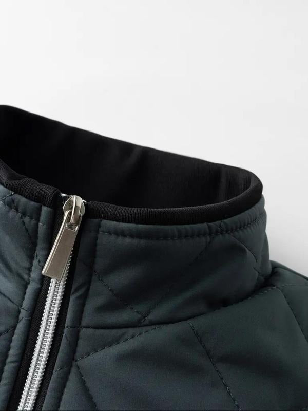 Blouson matelassé gris, détail du col zippé