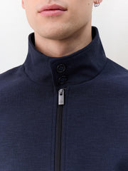 Blouson bleu marine — gros plan col montant et zip