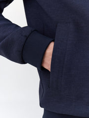 Blouson bleu marine — détail poignet côtelé et poche