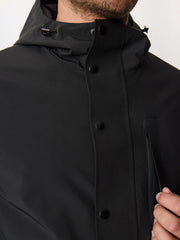 Parka noire à capuche — gros plan de la fermeture sur le buste