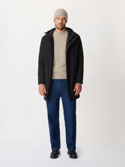 Parka noire à capuche — vue portée en pied, avec pull et pantalon