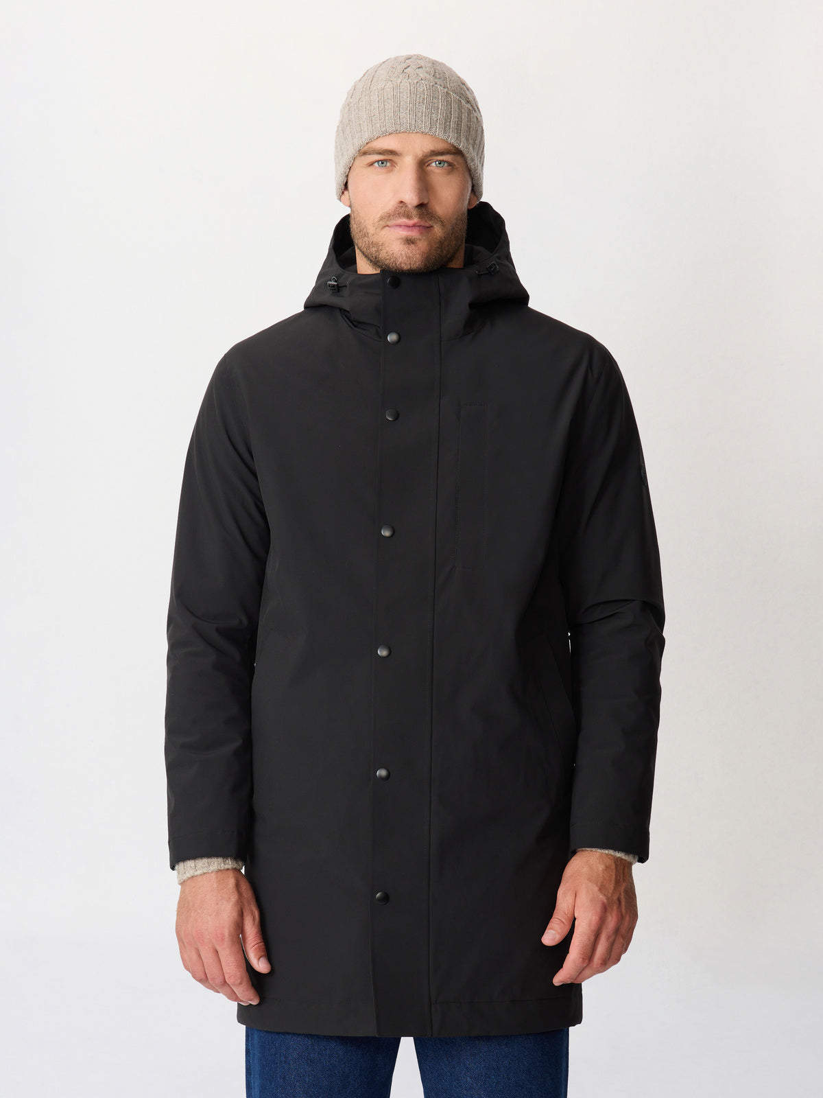 Parka noire à capuche — vue portée de face, capuche relevée