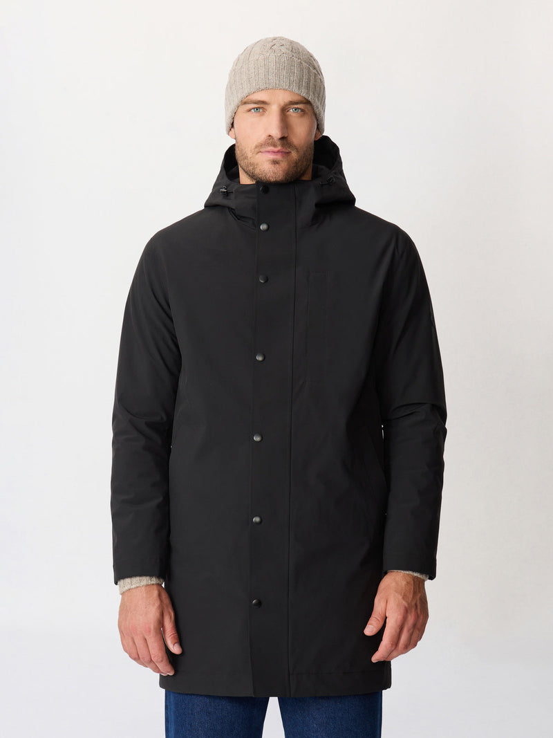 Parka noire à capuche — vue portée de face, capuche relevée