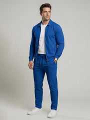 Ensemble zippé à texture gaufrée bleu vif — vue portée en marche