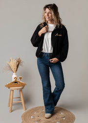 Bombers en velours côtelé oversize porté par une femme, vue de trois-quarts, t-shirt blanc, jean flare