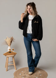 Bombers oversize en velours côtelé porté par une femme, silhouette entière, t-shirt blanc, jean flare