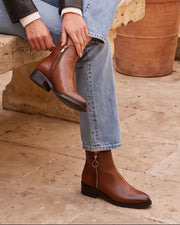 Bottines camel à petit talon portées avec un jean, vue de côté