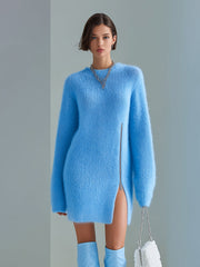 Robe-pull bleue à détail zippé — vue portée en pied, autre pose de face