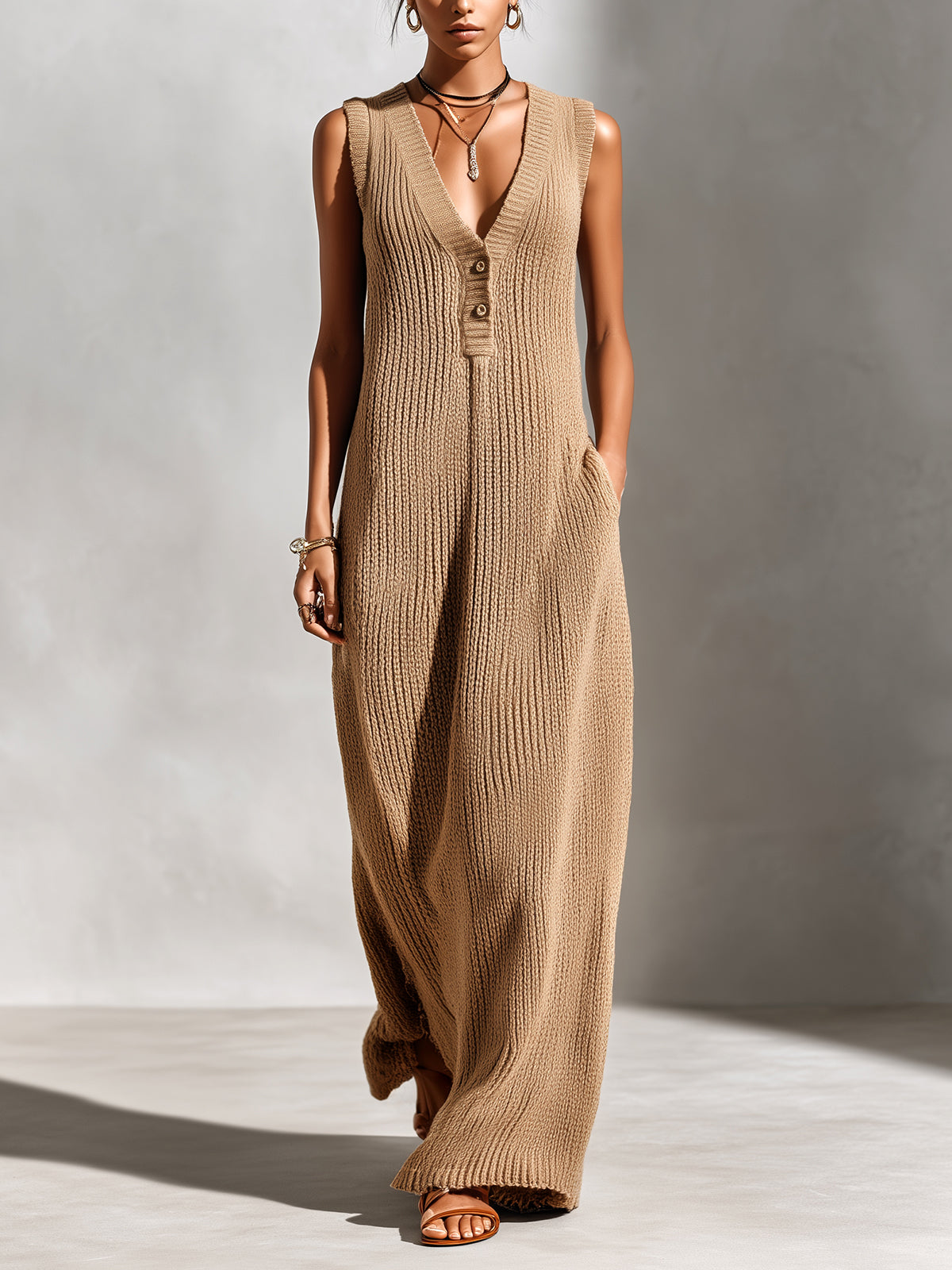 Robe camel col en V — vue portée en pied, de face