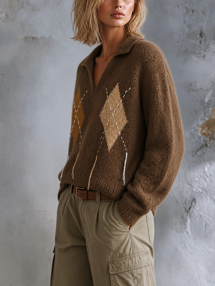 Pull brun à losanges — trois-quarts. Soniel Paris.